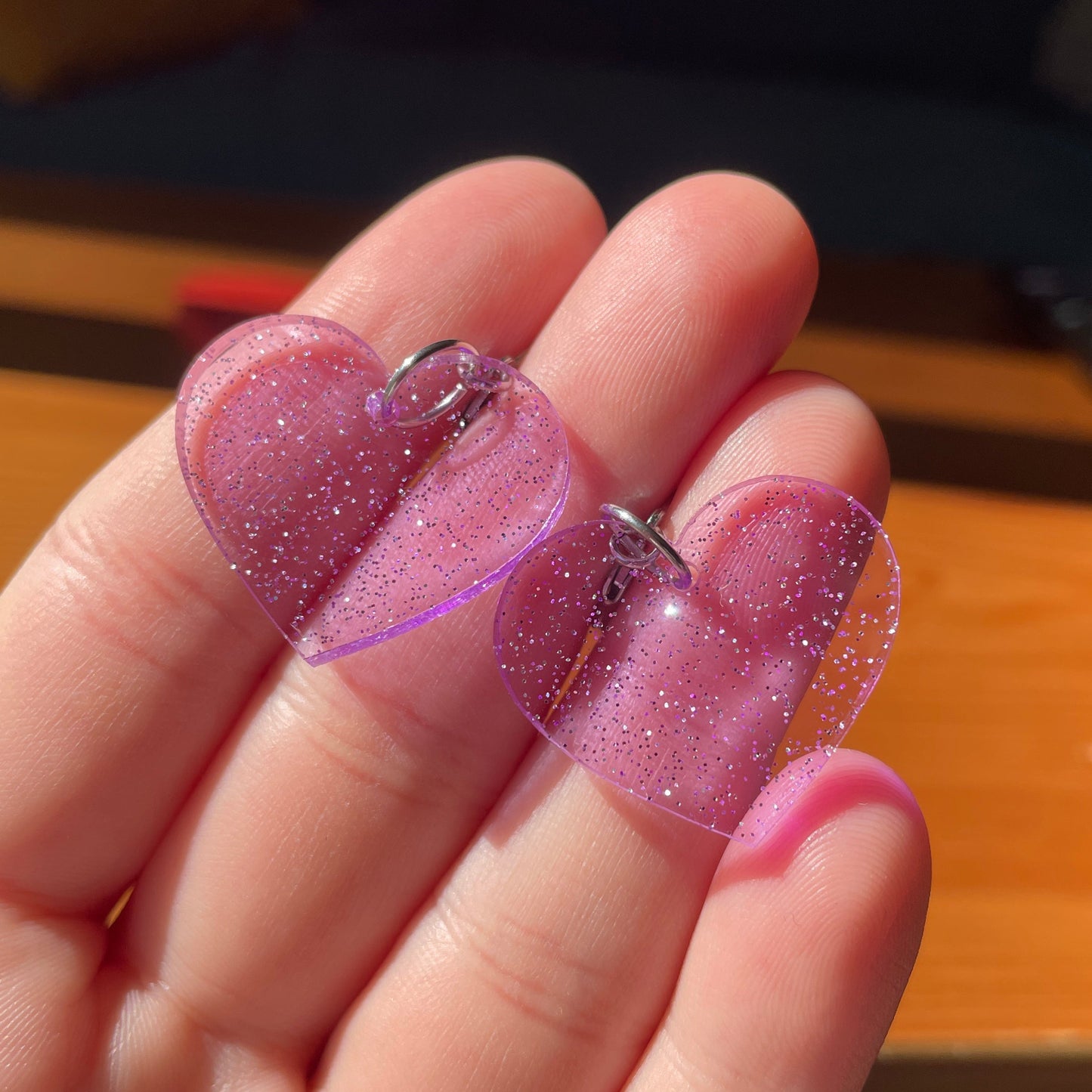 Petites boucles d'oreilles coeurs pendantes en acrylique transparente violette à paillettes