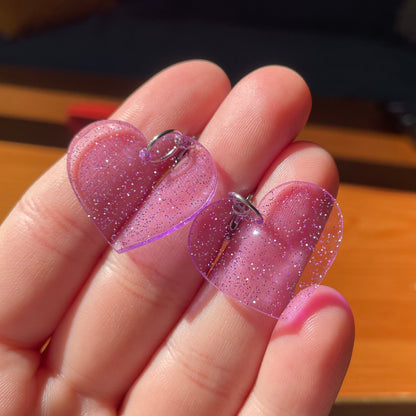 Petites boucles d'oreilles coeurs pendantes en acrylique transparente violette à paillettes