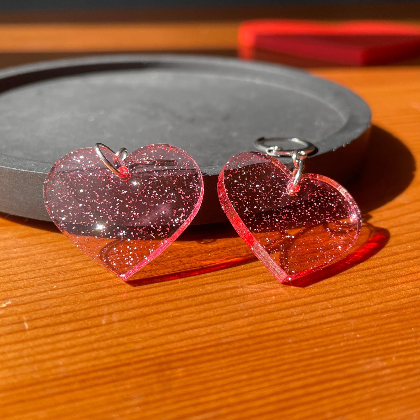 Petites boucles d'oreilles coeurs pendantes en acrylique transparente rose à paillettes