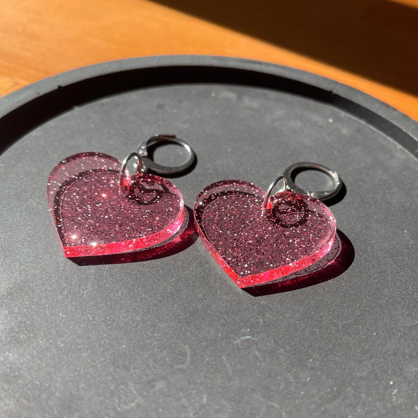 Petites boucles d'oreilles coeurs pendantes en acrylique transparente rose à paillettes