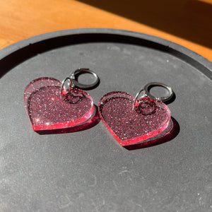 Petites boucles d'oreilles coeurs pendantes en acrylique transparente rose à paillettes