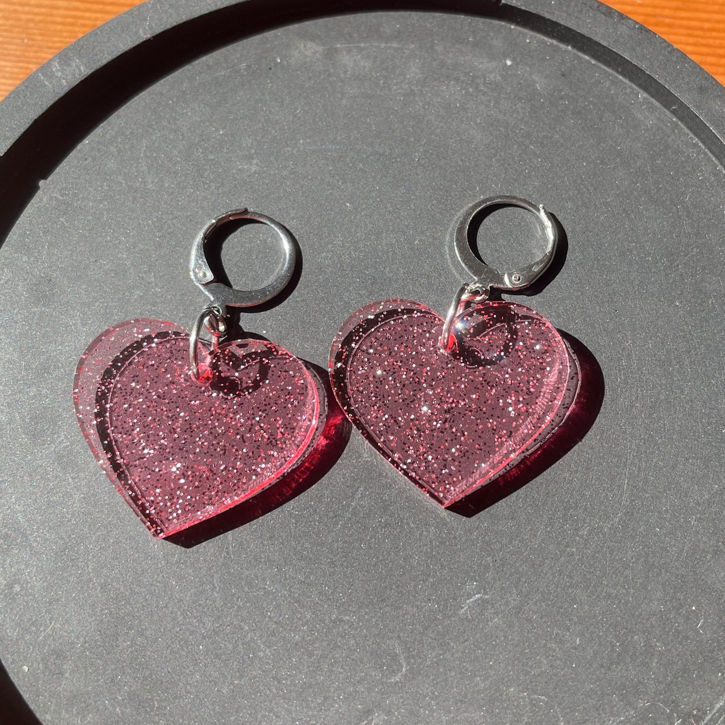 Petites boucles d'oreilles coeurs pendantes en acrylique transparente rose à paillettes