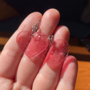 Petites boucles d'oreilles coeurs pendantes en acrylique transparente rose à paillettes