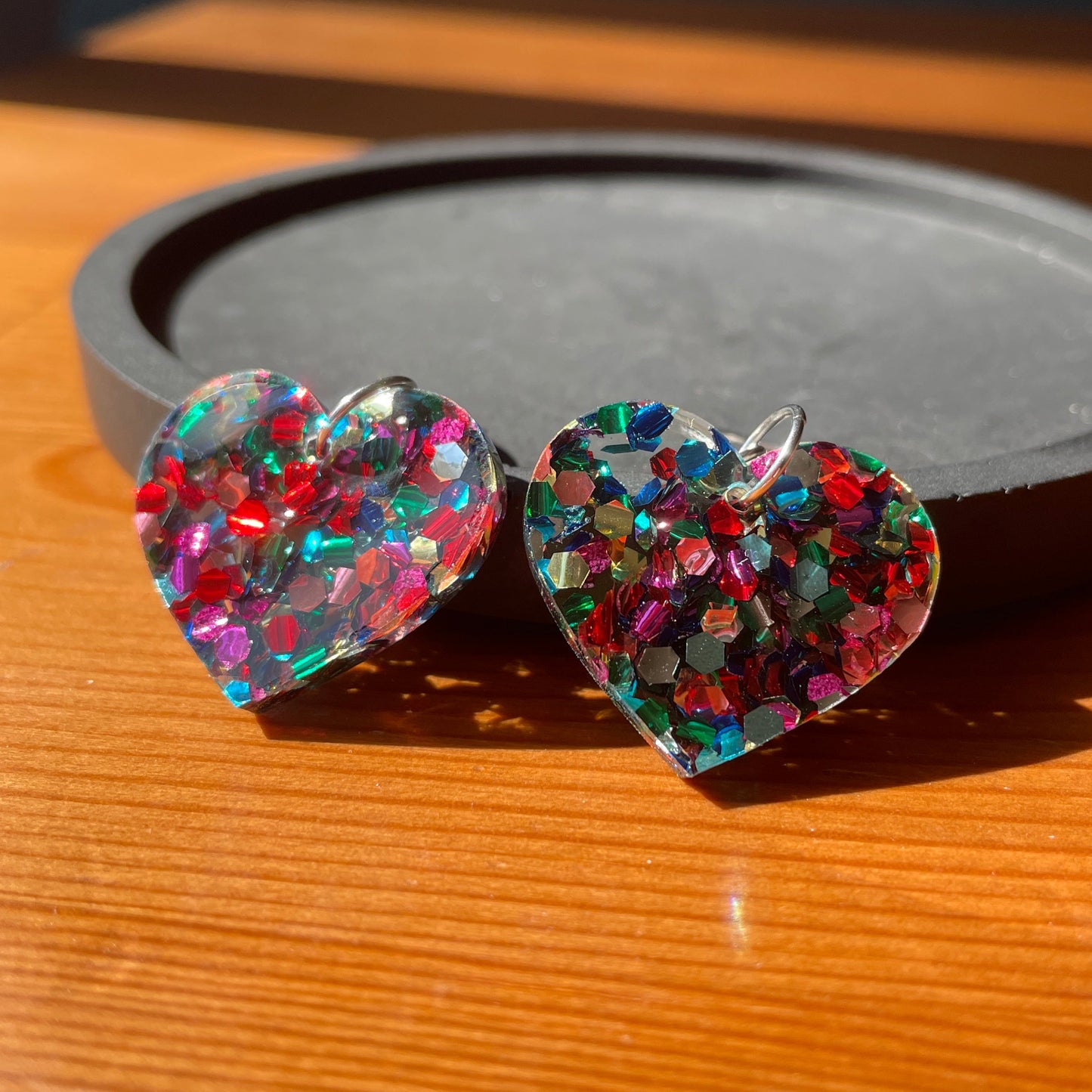Petites boucles d'oreilles coeurs pendantes en acrylique à gros confettis multicolores