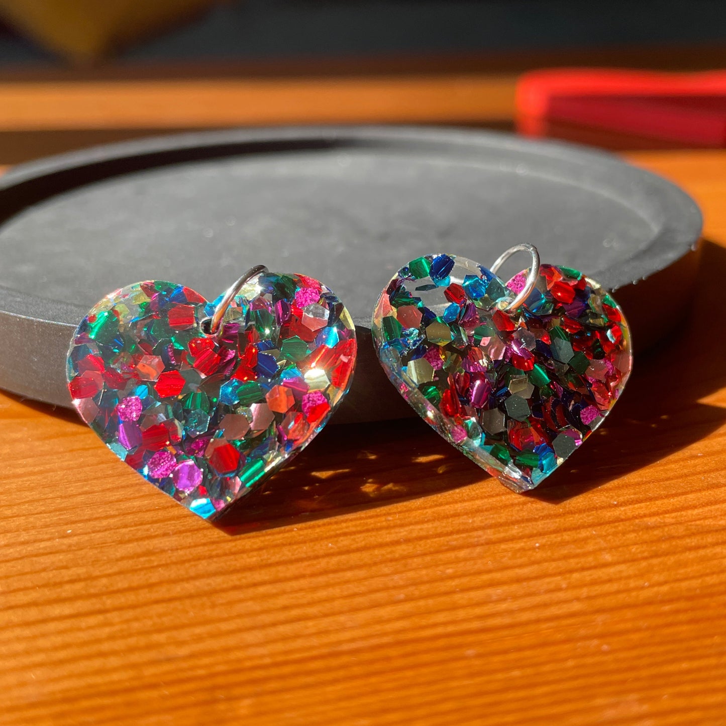 Petites boucles d'oreilles coeurs pendantes en acrylique à gros confettis multicolores