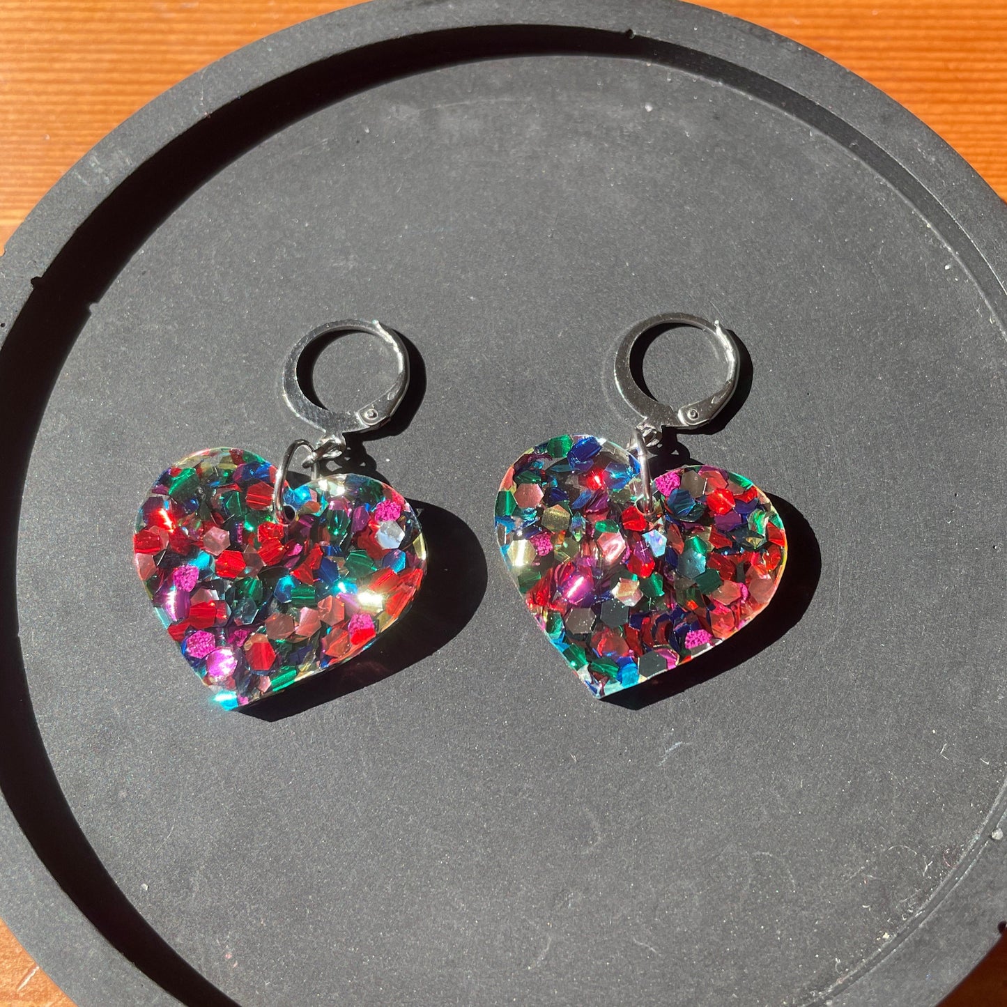 Petites boucles d'oreilles coeurs pendantes en acrylique à gros confettis multicolores