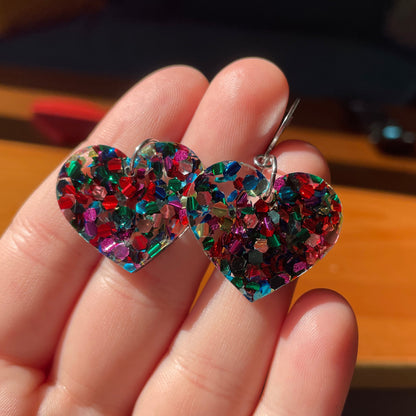 Petites boucles d'oreilles coeurs pendantes en acrylique à gros confettis multicolores