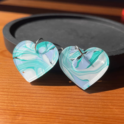Petites boucles d'oreilles coeurs pendantes en acrylique marbrée bleue, verte et blanche