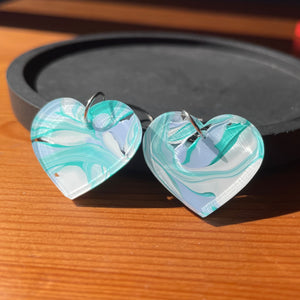 Petites boucles d'oreilles coeurs pendantes en acrylique marbrée bleue, verte et blanche