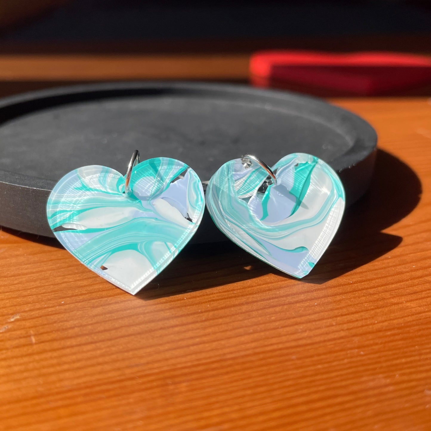 Petites boucles d'oreilles coeurs pendantes en acrylique marbrée bleue, verte et blanche