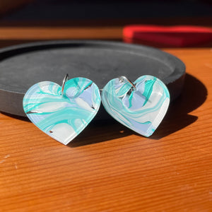 Petites boucles d'oreilles coeurs pendantes en acrylique marbrée bleue, verte et blanche