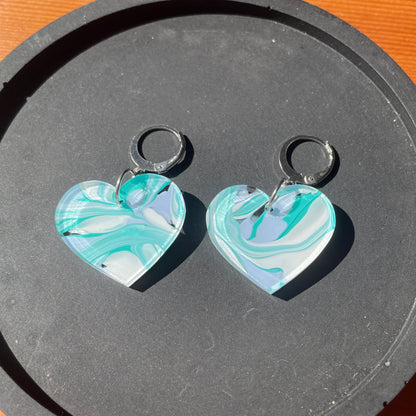 Petites boucles d'oreilles coeurs pendantes en acrylique marbrée bleue, verte et blanche