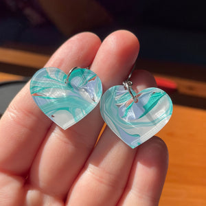 Petites boucles d'oreilles coeurs pendantes en acrylique marbrée bleue, verte et blanche
