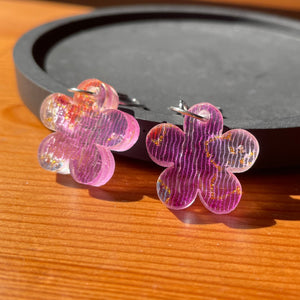 Petites boucles d'oreilles fleurs pendantes en acrylique japonaise avec du tissu violet