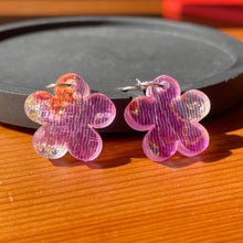 Charger l&#39;image dans la galerie, Petites boucles d&#39;oreilles fleurs pendantes en acrylique japonaise avec du tissu violet