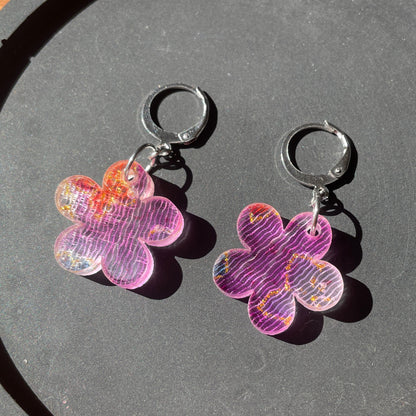Petites boucles d'oreilles fleurs pendantes en acrylique japonaise avec du tissu violet