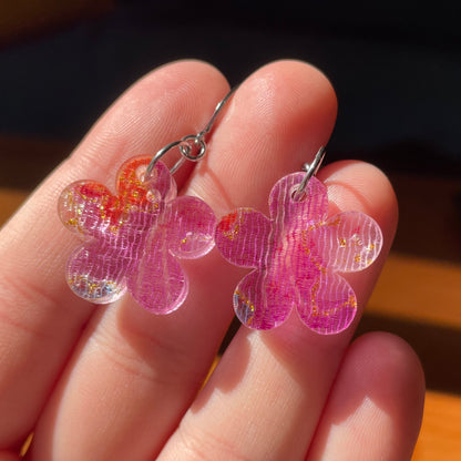 Petites boucles d'oreilles fleurs pendantes en acrylique japonaise avec du tissu violet