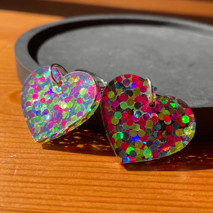 Petites boucles d'oreilles coeurs pendantes en acrylique à pois verts et roses