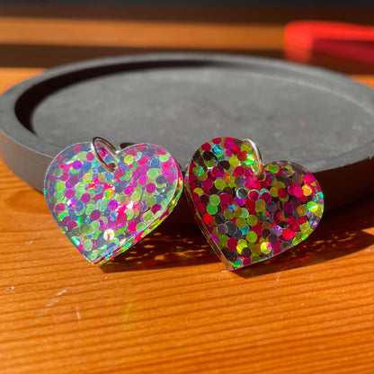 Petites boucles d'oreilles coeurs pendantes en acrylique à pois verts et roses