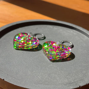 Petites boucles d'oreilles coeurs pendantes en acrylique à pois verts et roses
