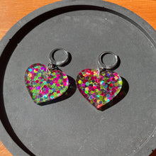 Charger l&#39;image dans la galerie, Petites boucles d&#39;oreilles coeurs pendantes en acrylique à pois verts et roses