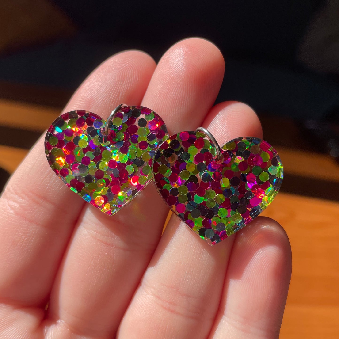Petites boucles d'oreilles coeurs pendantes en acrylique à pois verts et roses