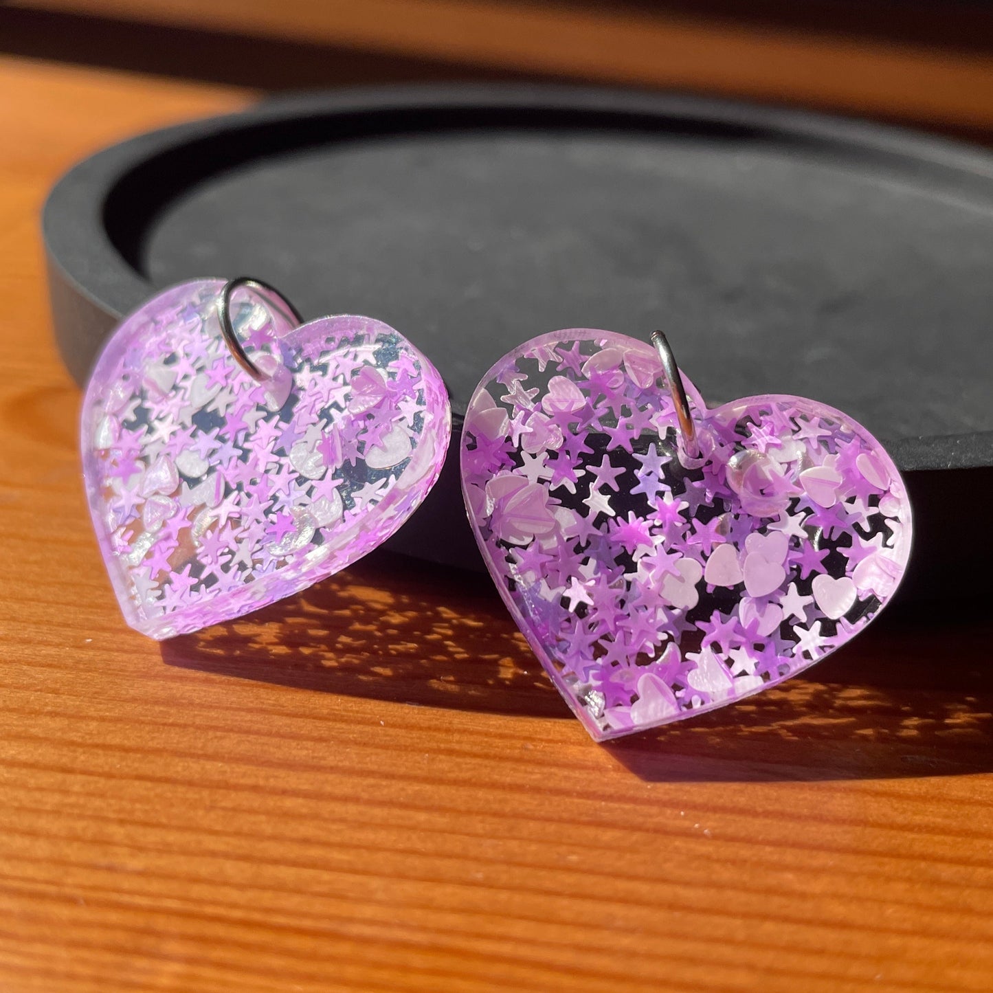 Petites boucles d'oreilles coeurs pendantes en acrylique avec des confettis étoiles, lunes et coeurs blancs et roses