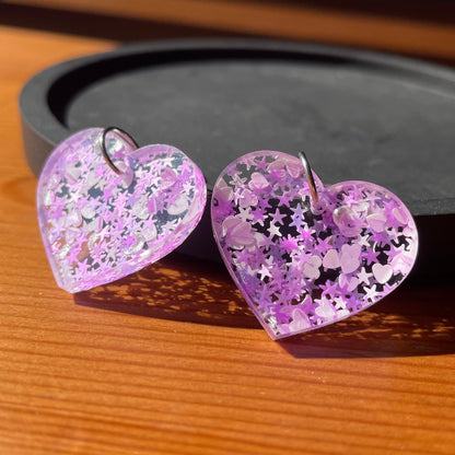 Petites boucles d'oreilles coeurs pendantes en acrylique avec des confettis étoiles, lunes et coeurs blancs et roses