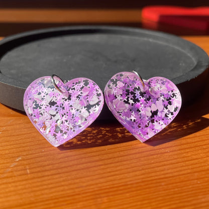 Petites boucles d'oreilles coeurs pendantes en acrylique avec des confettis étoiles, lunes et coeurs blancs et roses
