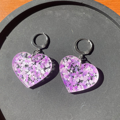 Petites boucles d'oreilles coeurs pendantes en acrylique avec des confettis étoiles, lunes et coeurs blancs et roses