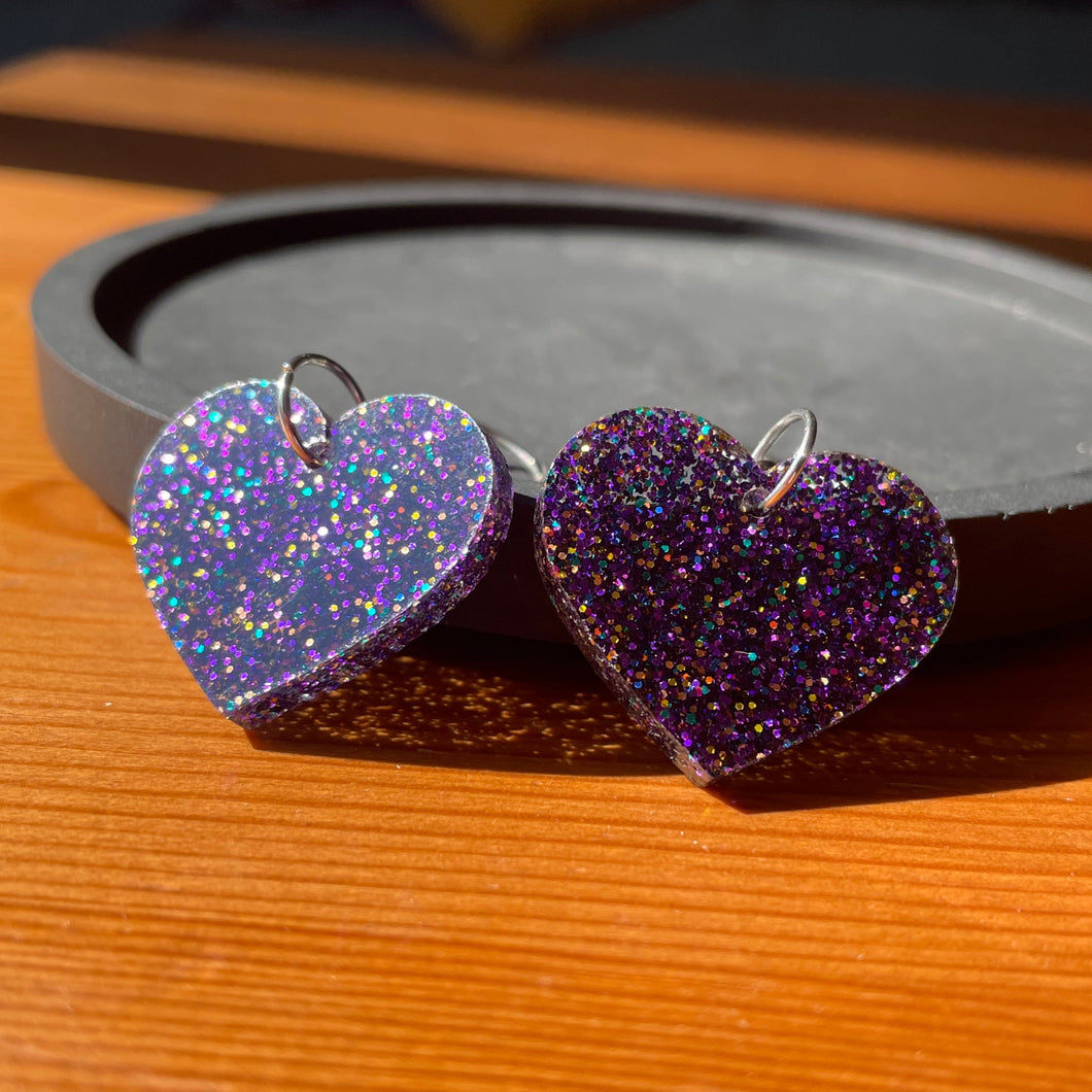 Petites boucles d'oreilles coeurs pendantes en acrylique à paillettes violettes (et un peu de jaune et de bleu)