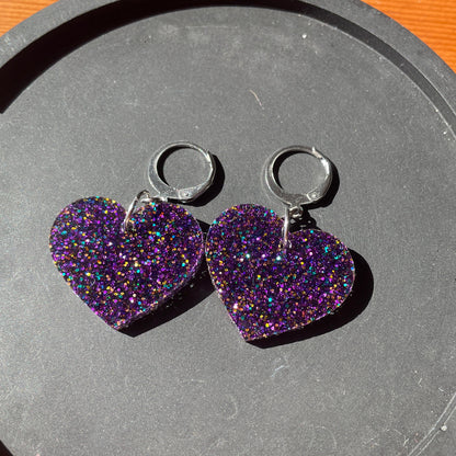 Petites boucles d'oreilles coeurs pendantes en acrylique à paillettes violettes (et un peu de jaune et de bleu)