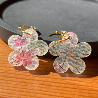 Petites boucles d'oreilles fleurs pendantes en acrylique japonaise avec du tissu vert avec des fleurs de cerisiers