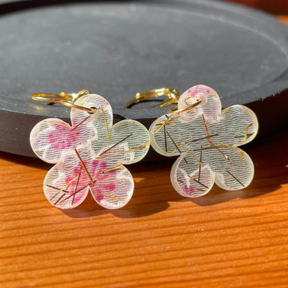 Petites boucles d'oreilles fleurs pendantes en acrylique japonaise avec du tissu vert avec des fleurs de cerisiers