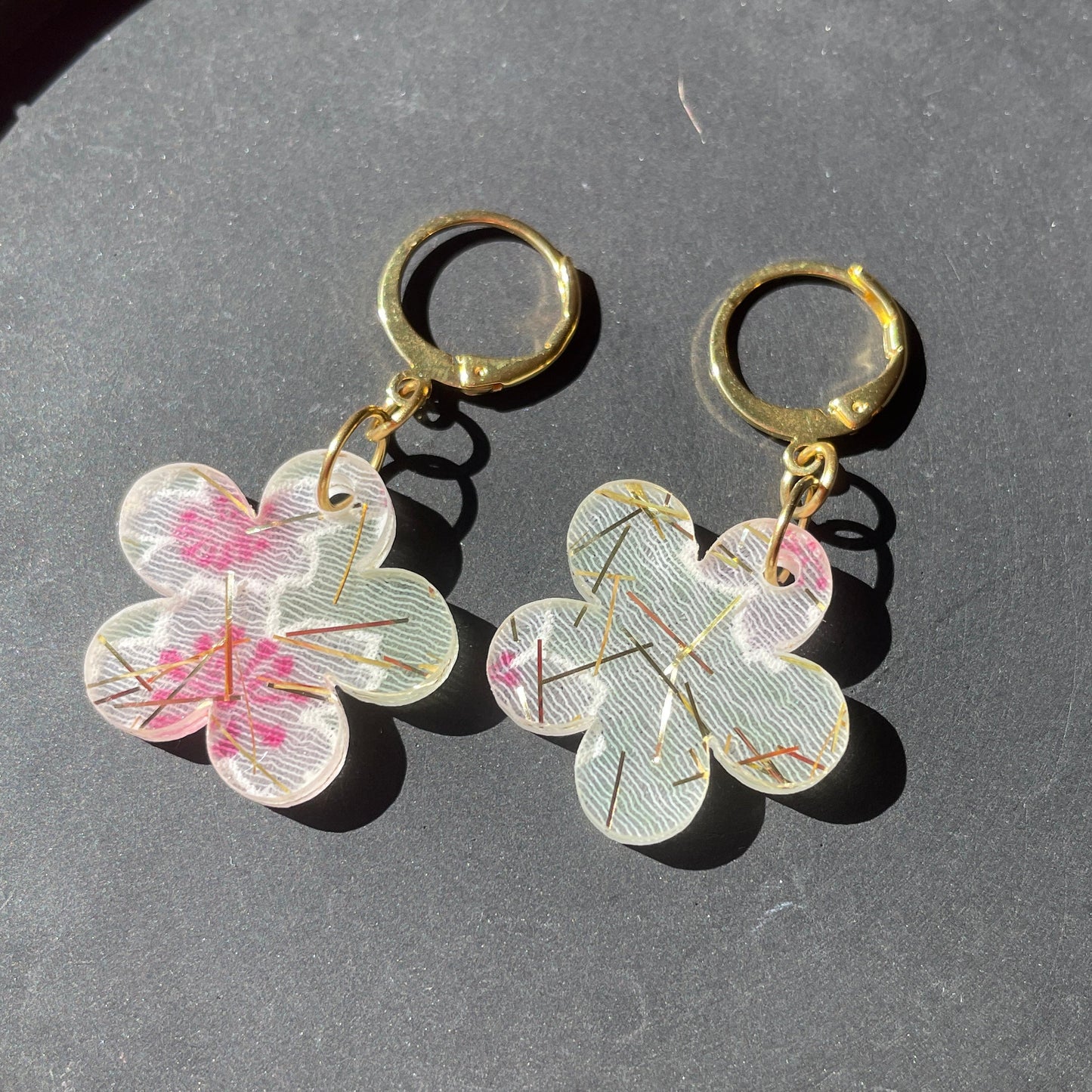 Petites boucles d'oreilles fleurs pendantes en acrylique japonaise avec du tissu vert avec des fleurs de cerisiers