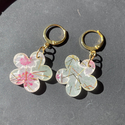 Petites boucles d'oreilles fleurs pendantes en acrylique japonaise avec du tissu vert avec des fleurs de cerisiers