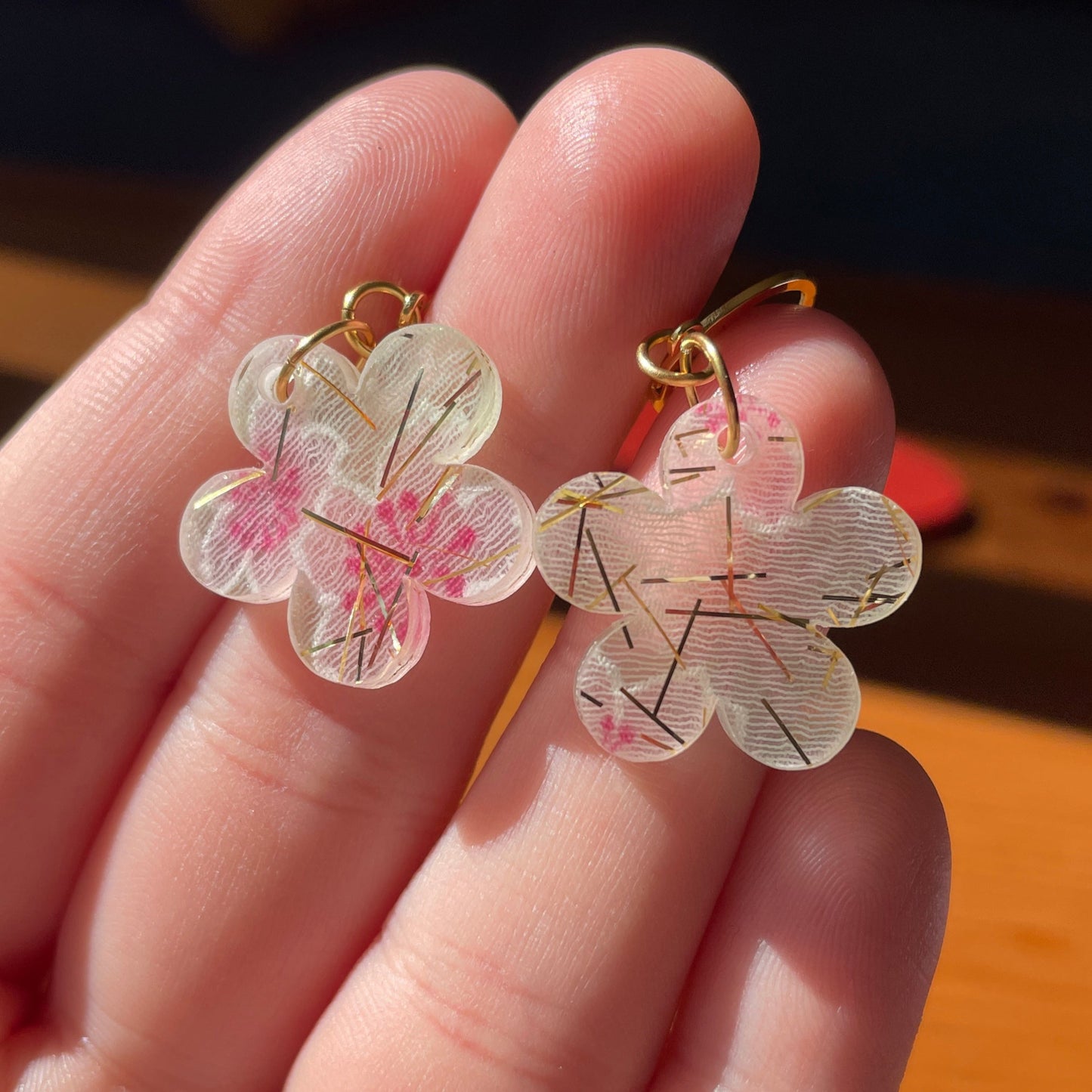 Petites boucles d'oreilles fleurs pendantes en acrylique japonaise avec du tissu vert avec des fleurs de cerisiers