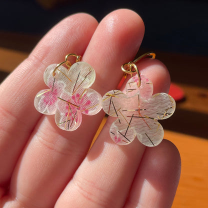 Petites boucles d'oreilles fleurs pendantes en acrylique japonaise avec du tissu vert avec des fleurs de cerisiers