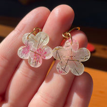 Charger l&#39;image dans la galerie, Petites boucles d&#39;oreilles fleurs pendantes en acrylique japonaise avec du tissu vert avec des fleurs de cerisiers
