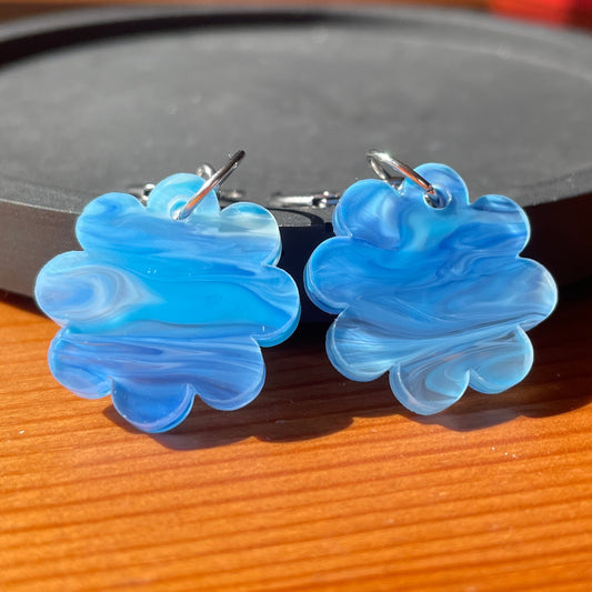 Petites boucles d'oreilles fleurs pendantes en acrylique japonaise marbrée bleue et blanche