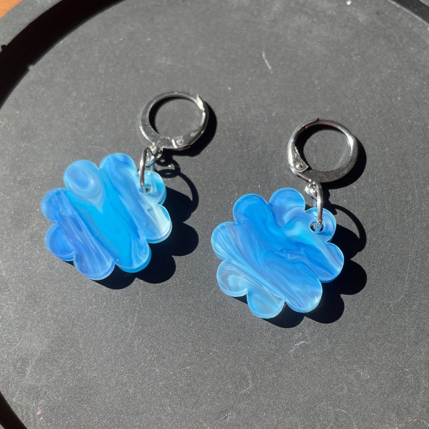 Petites boucles d'oreilles fleurs pendantes en acrylique japonaise marbrée bleue et blanche