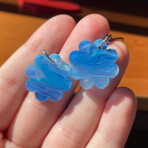 Petites boucles d'oreilles fleurs pendantes en acrylique japonaise marbrée bleue et blanche