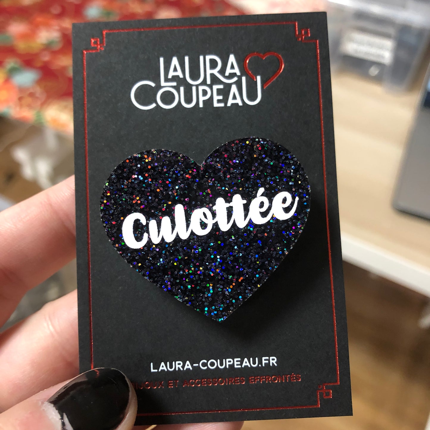 Broche "Culottée" en acrylique à paillettes noires holographiques
