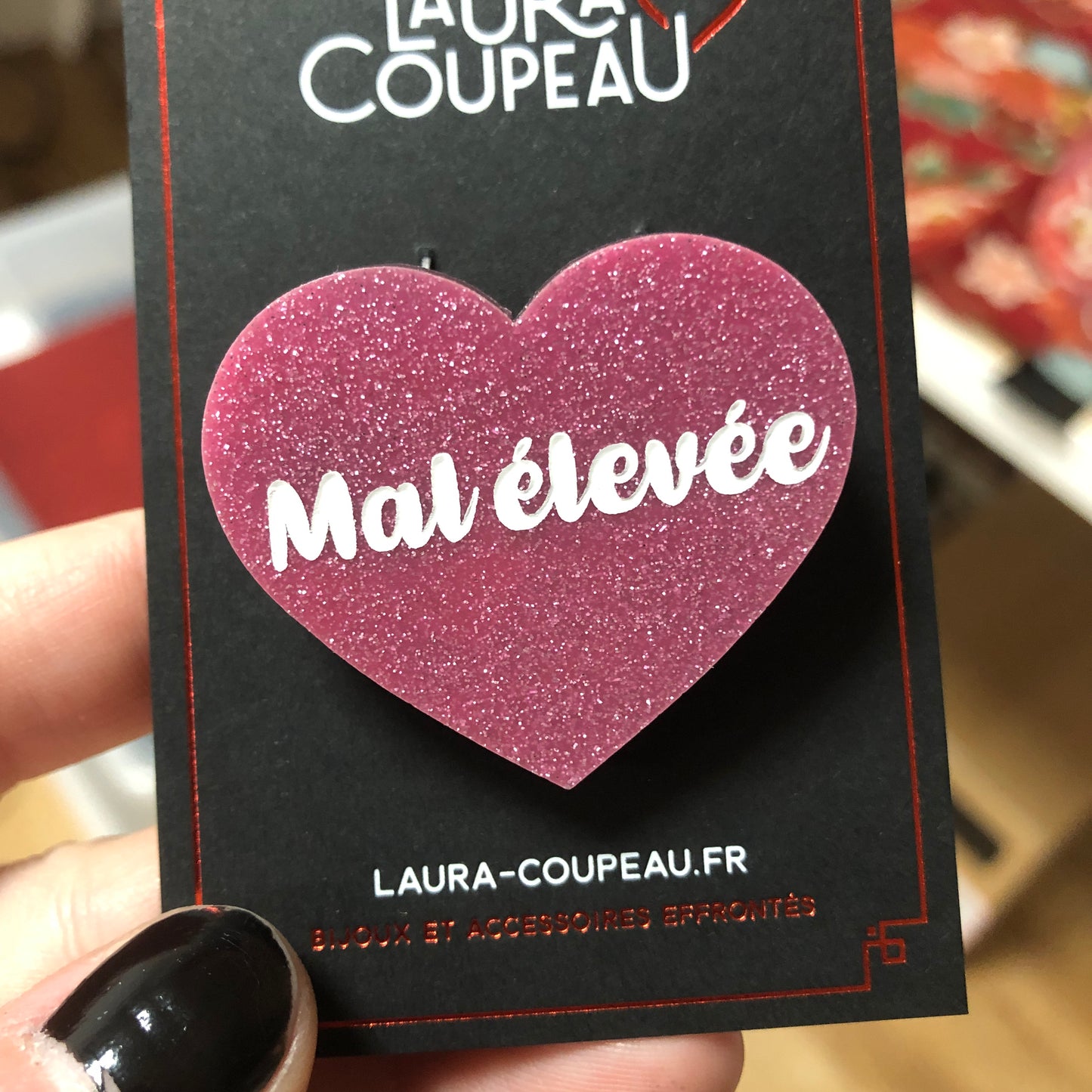 Broche "Mal élevée" en acrylique japonaise rose à paillettes
