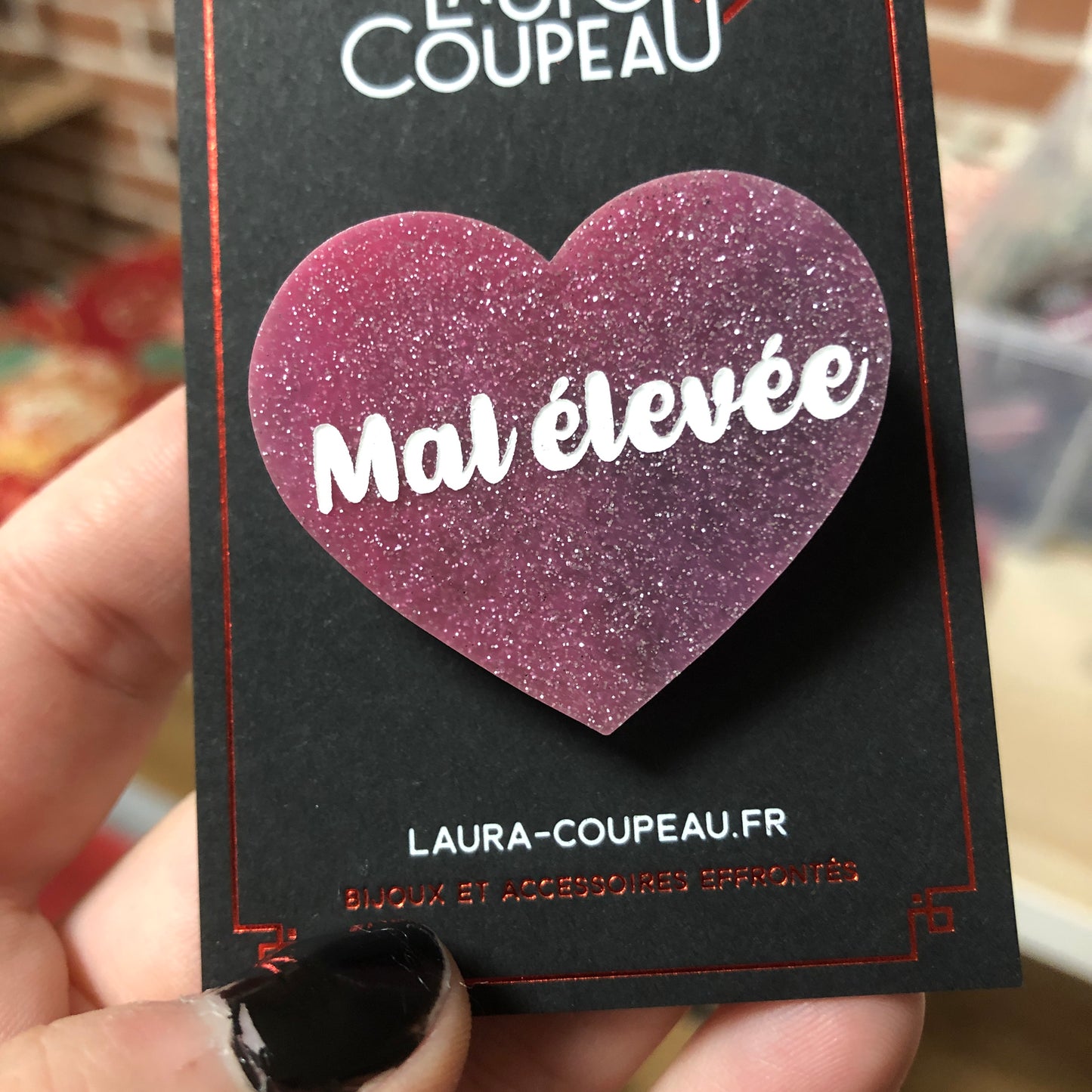 Broche "Mal élevée" en acrylique japonaise rose à paillettes