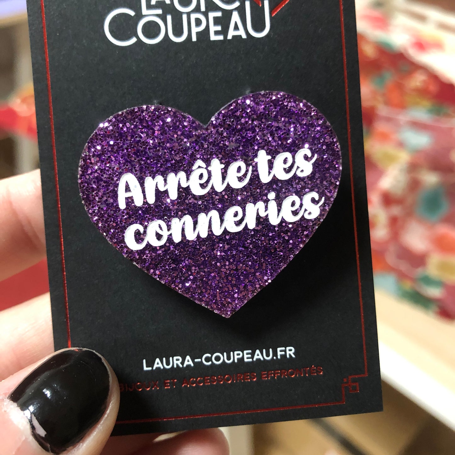 Broche "Arrête tes conneries" en acrylique à paillettes violettes