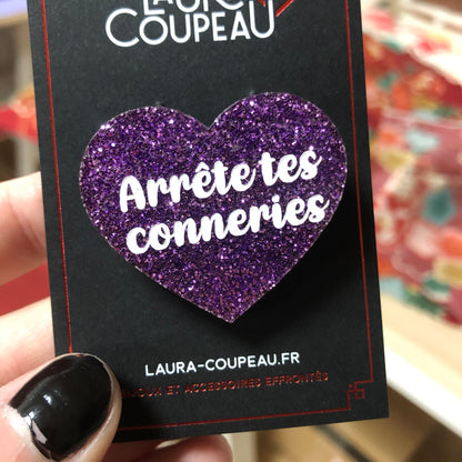 Broche "Arrête tes conneries" en acrylique à paillettes violettes