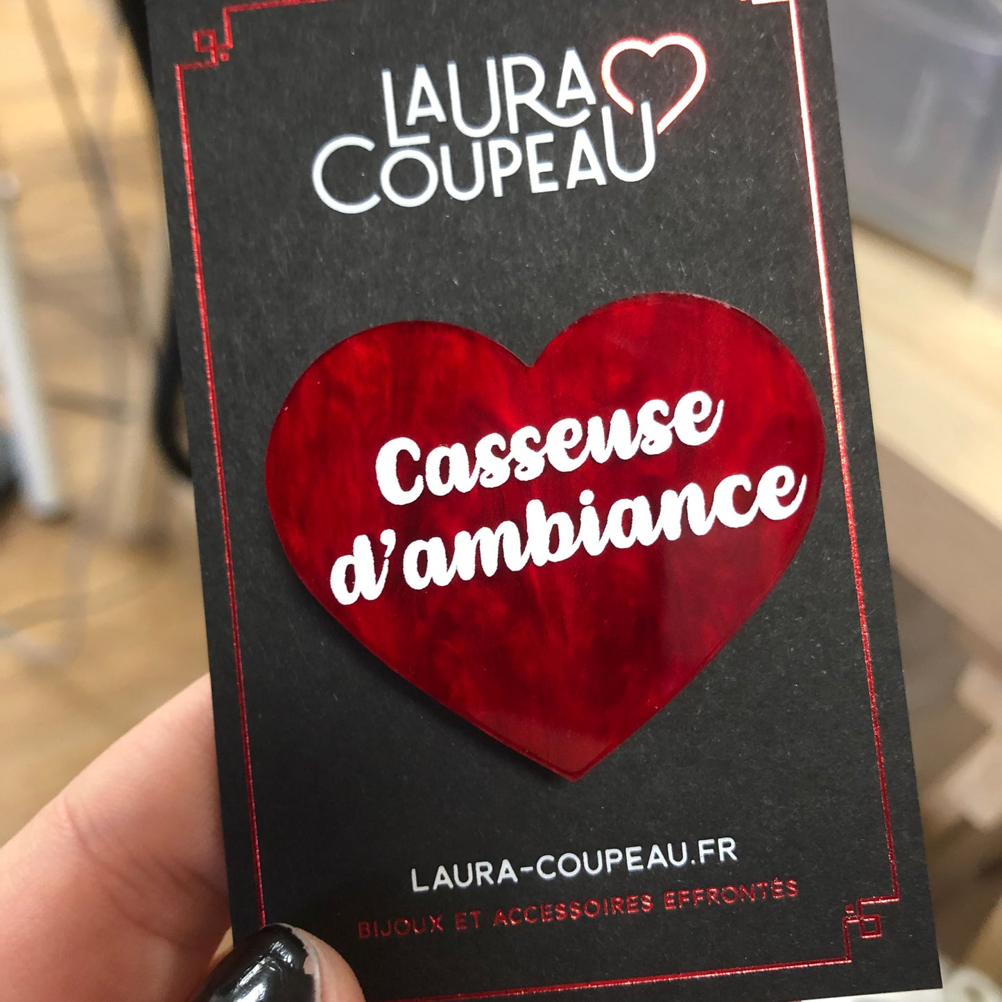 Broche "Casseuse d'ambiance" en acrylique marbrée rouge