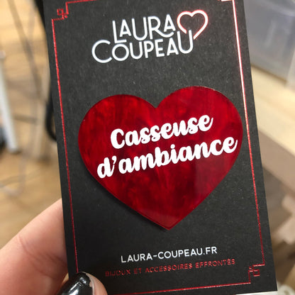 Broche "Casseuse d'ambiance" en acrylique marbrée rouge