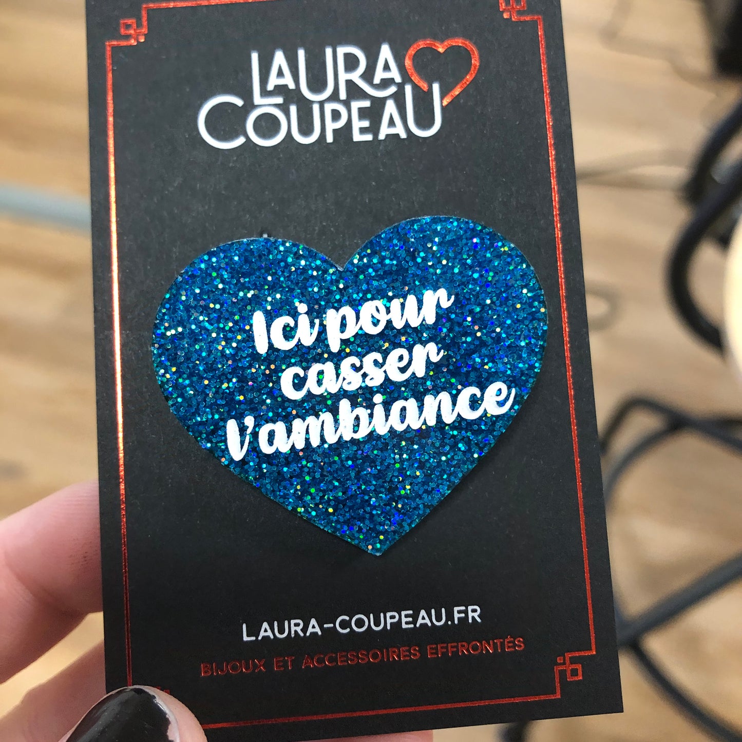 Broche "Ici pour casser l'ambiance" en acrylique à paillettes bleues